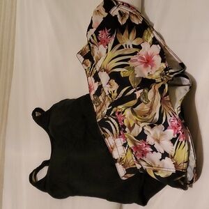 Volcom board shorts, size M